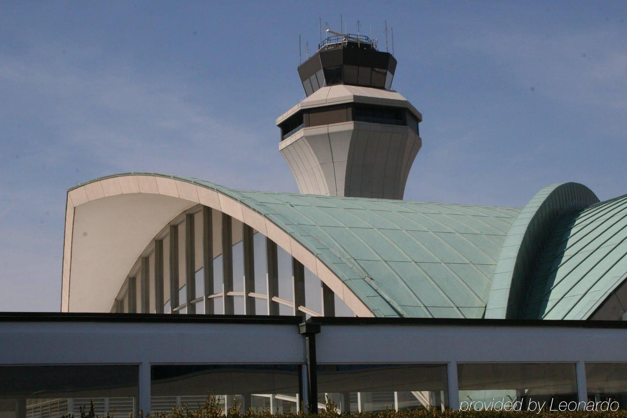 Renaissance St. Louis Airport Hotel Berkeley Exterior photo